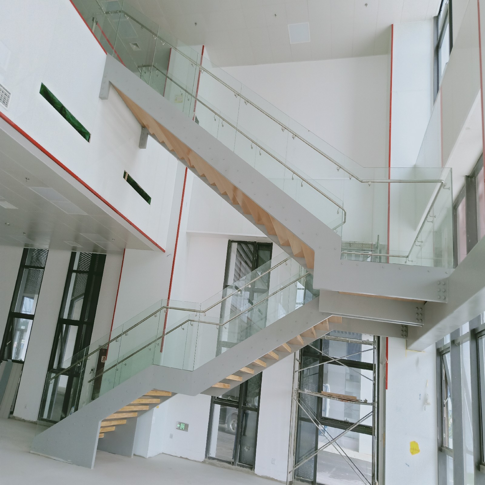 西安直双梁玻璃楼梯安装