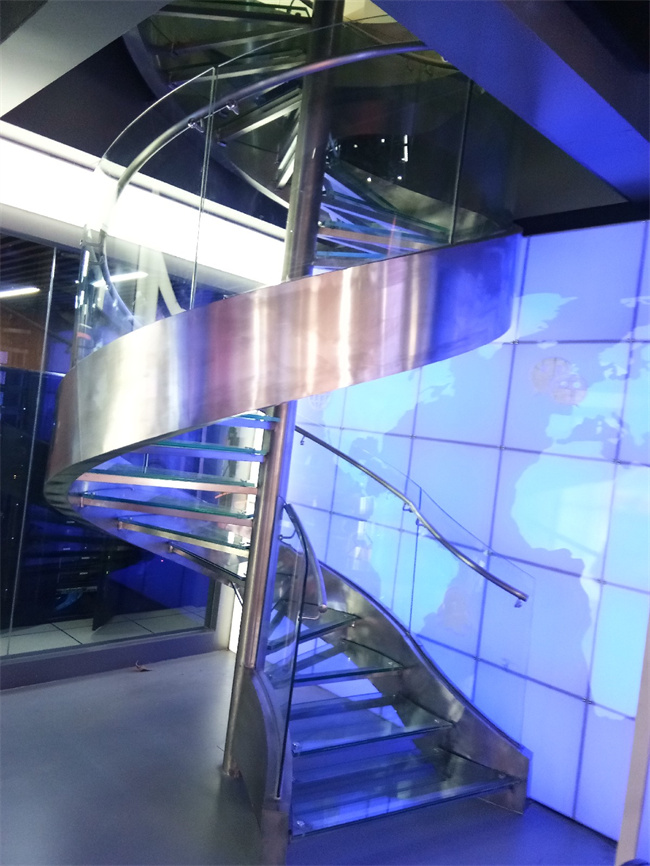 中柱旋转楼梯安装